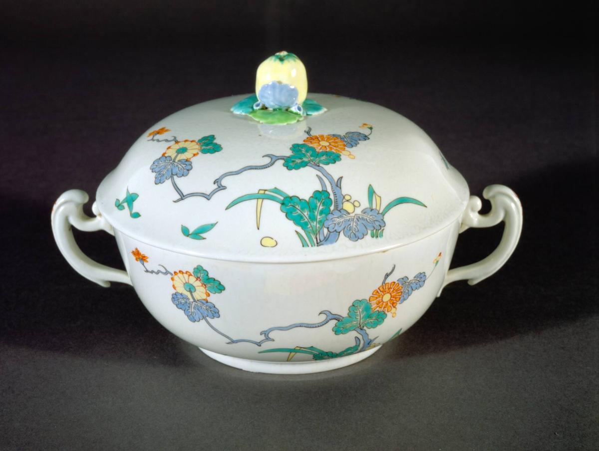 Covered Dish Decorated in the Kakiemon Style